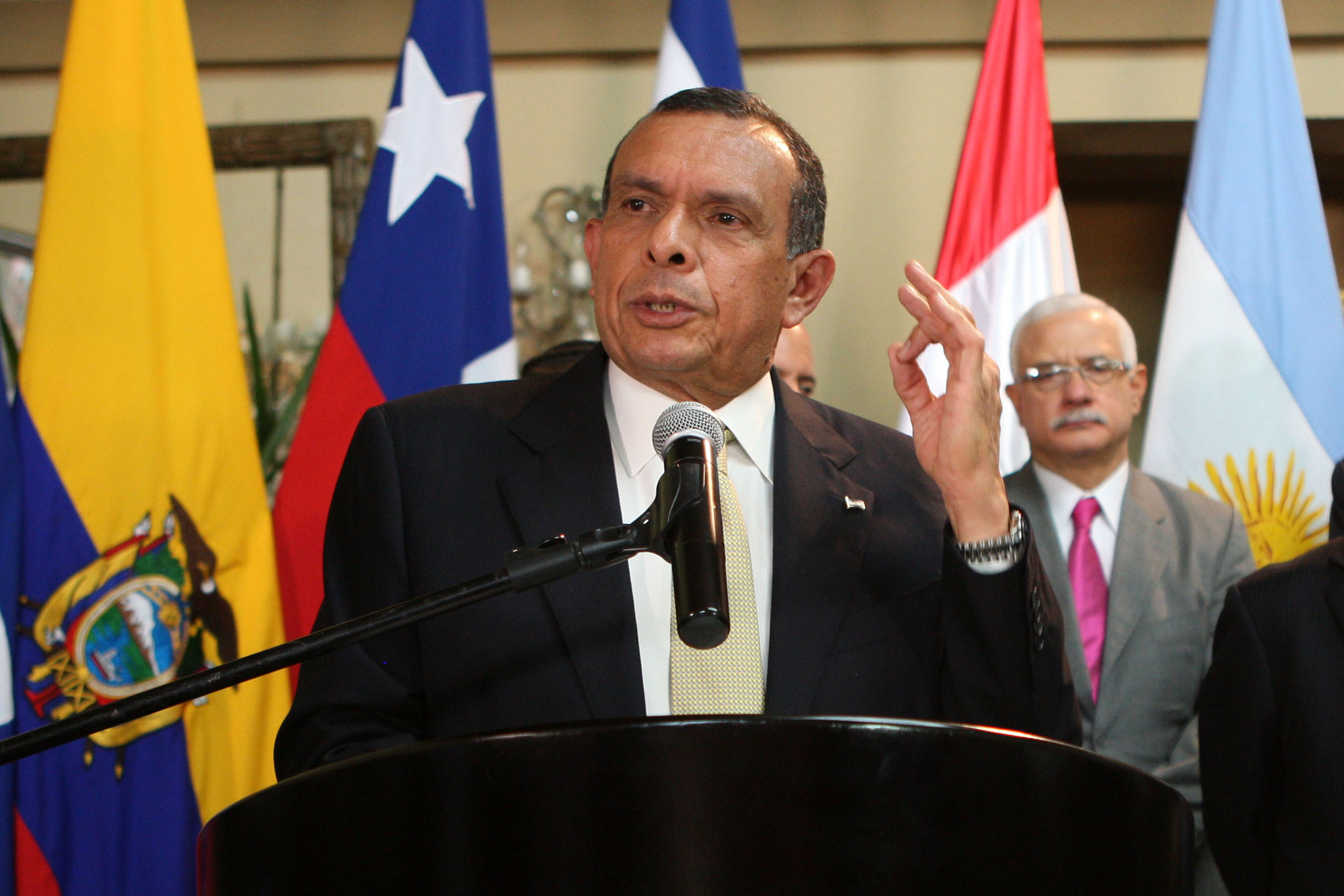 EL PRESIDENTE DE HONDURAS, PORFIRIO LOBO SOSA MUEVE INSCRIPCION AL TPS