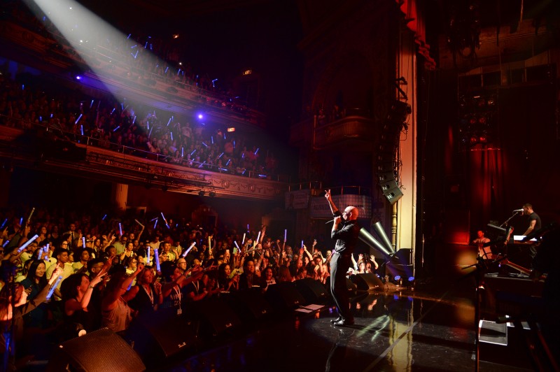 Pitbull performs onstage in celebration of the launch of his SiriusXM channel at The Apollo Theater on May 19, 2015 in New York City. (Photo by Kevin Mazur/Getty Images for SiriusXM) @estilosblog