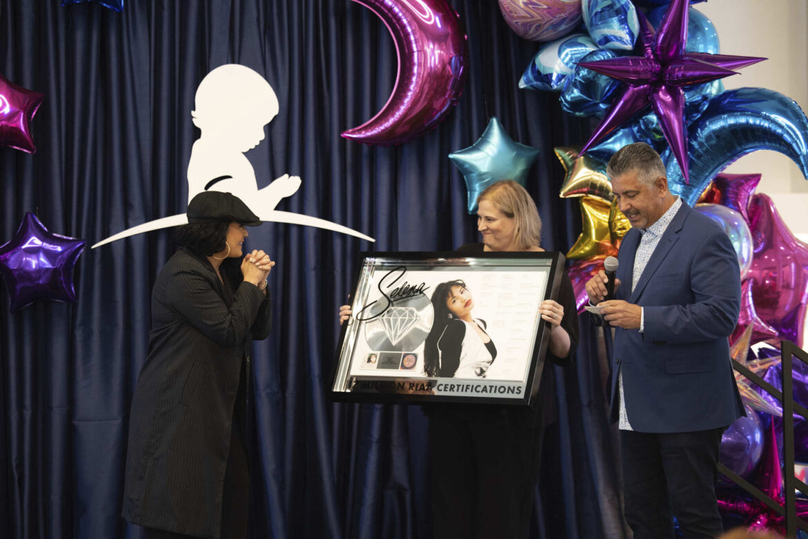 Selena Honored With RIAA Lifetime Achievement