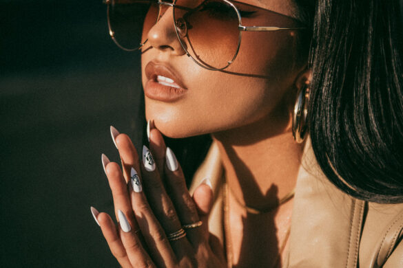 Becky G Estrena Colección De Lentes
