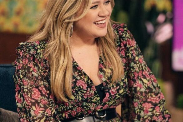 Kelly Clarkson Pays Homage To Don McLean’s American Pie Album